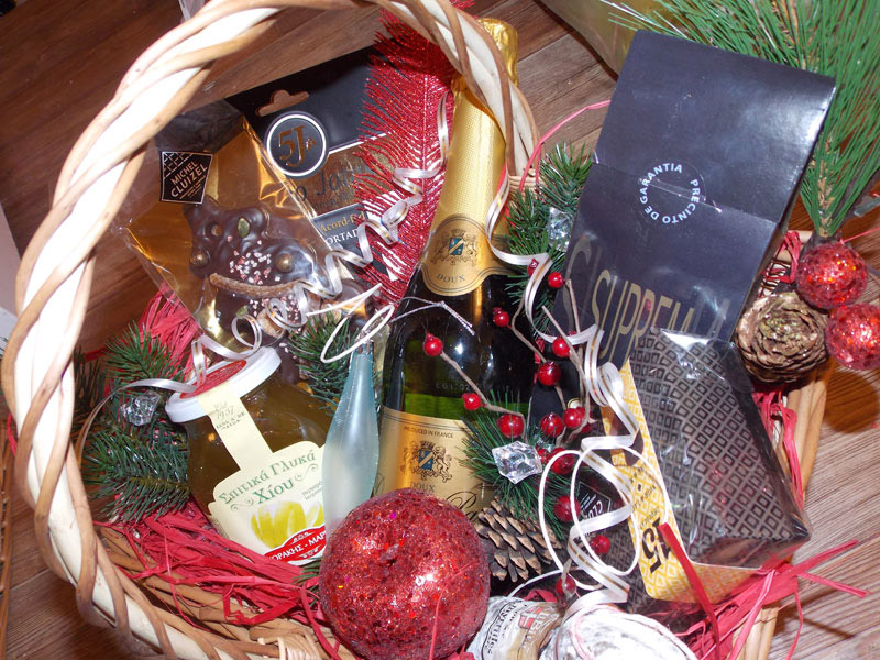 Что положить в подарочную корзину? Что положить в подарочную корзину?