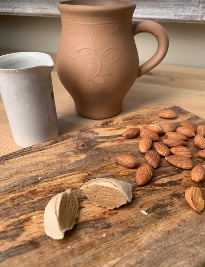 Туррон в виде миндаля в вафельном корпусе