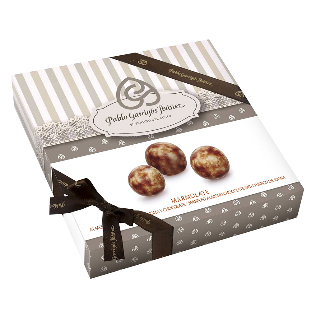 Миндаль с турроном из Хихоны в шоколадном корпусе