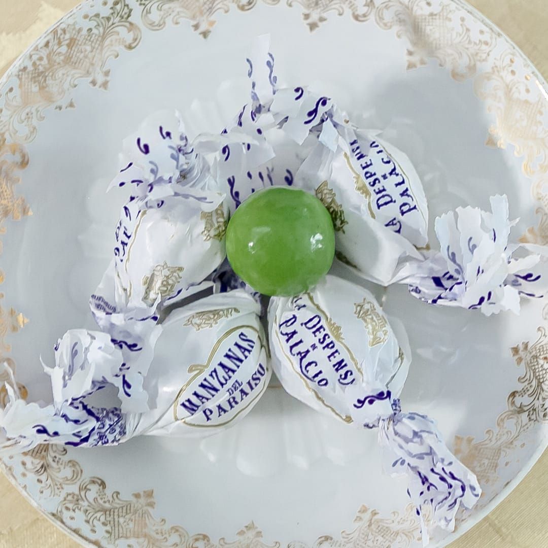 Драже яблочное с фундуком в шоколаде "Райские яблочки" (картон. коробка)