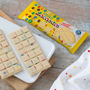 Белый шоколад с драже из молочного шоколада в цветной сахарной глазури 100 гр