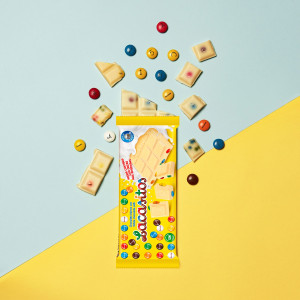 Белый шоколад с драже из молочного шоколада в цветной сахарной глазури 100 гр