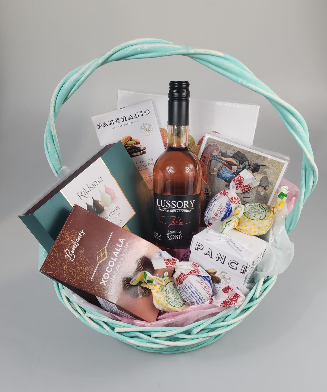 Подарочная корзина сладостей "Гурманский сет"