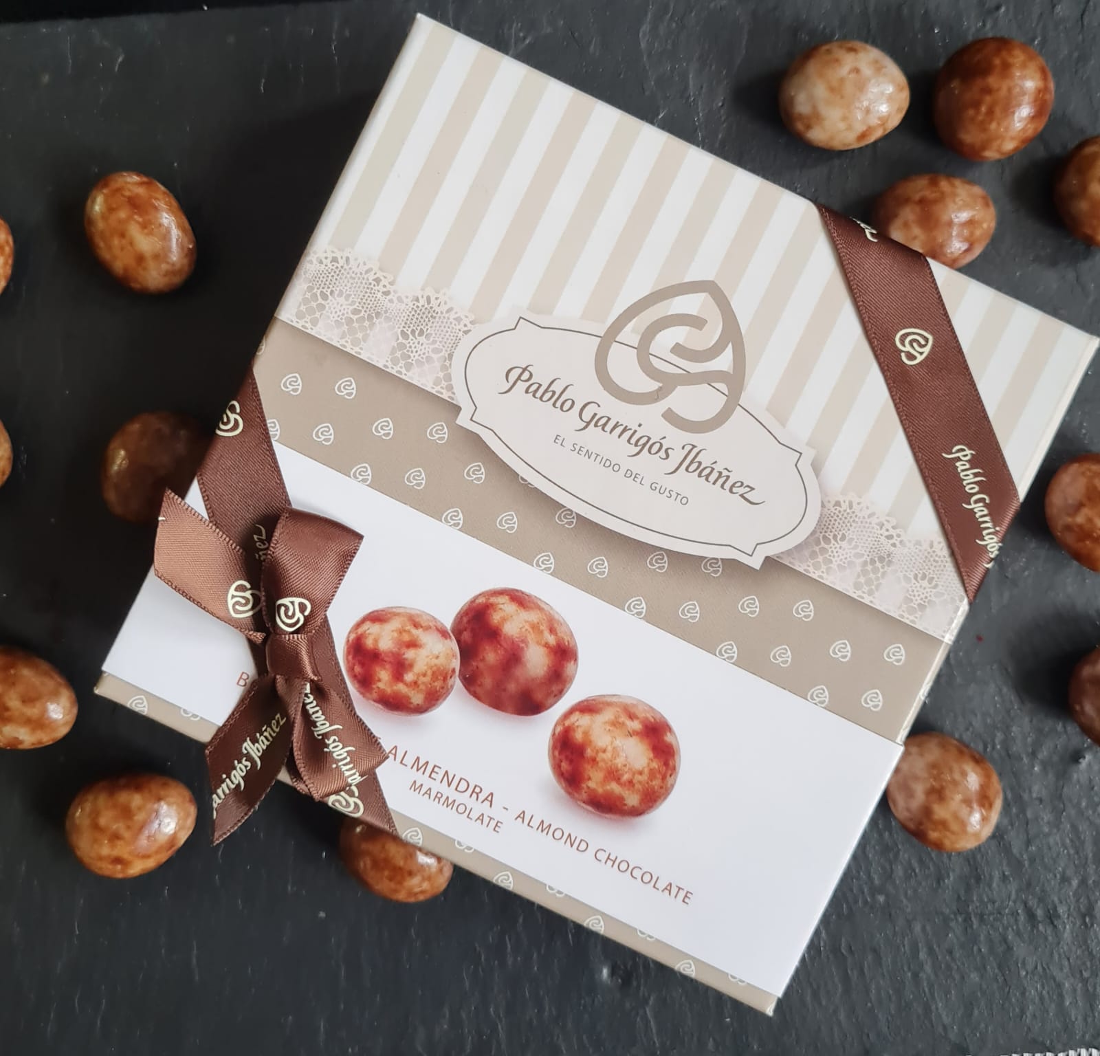 Миндаль с турроном из Хихоны в шоколадном корпусе