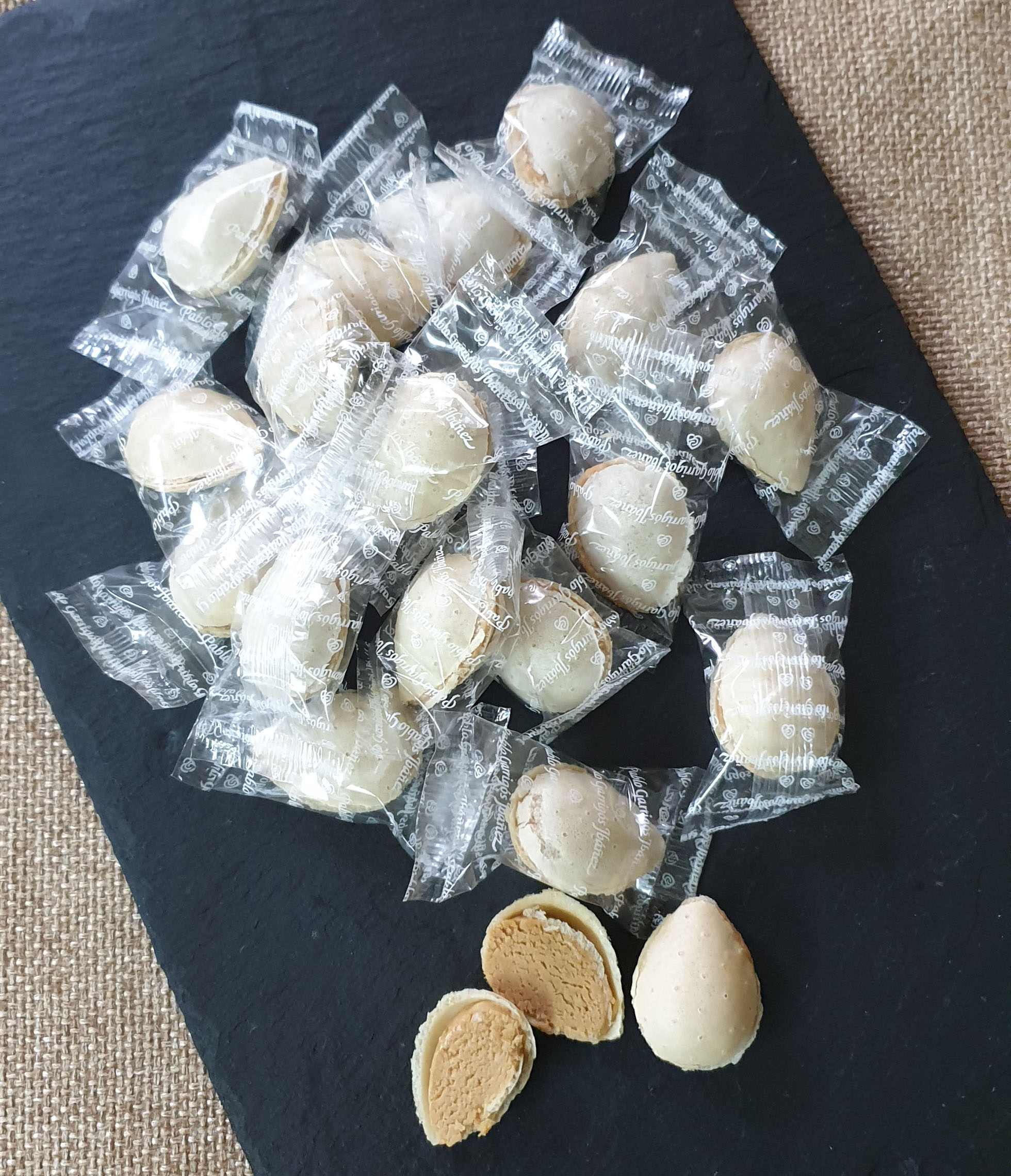 Туррон в виде миндаля в вафельном корпусе