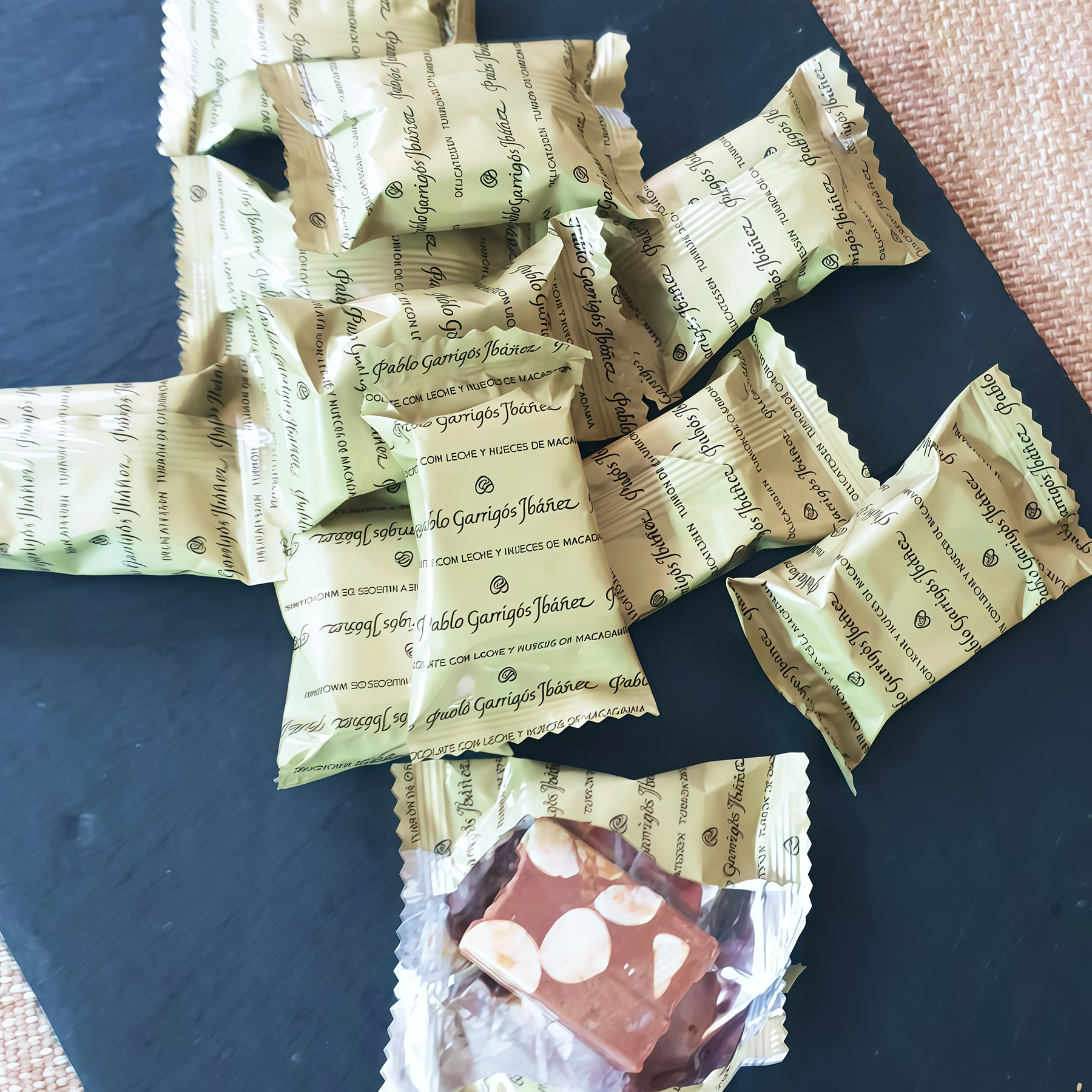 Шоколадный туррон из молочного шоколада с орехом Макадамия