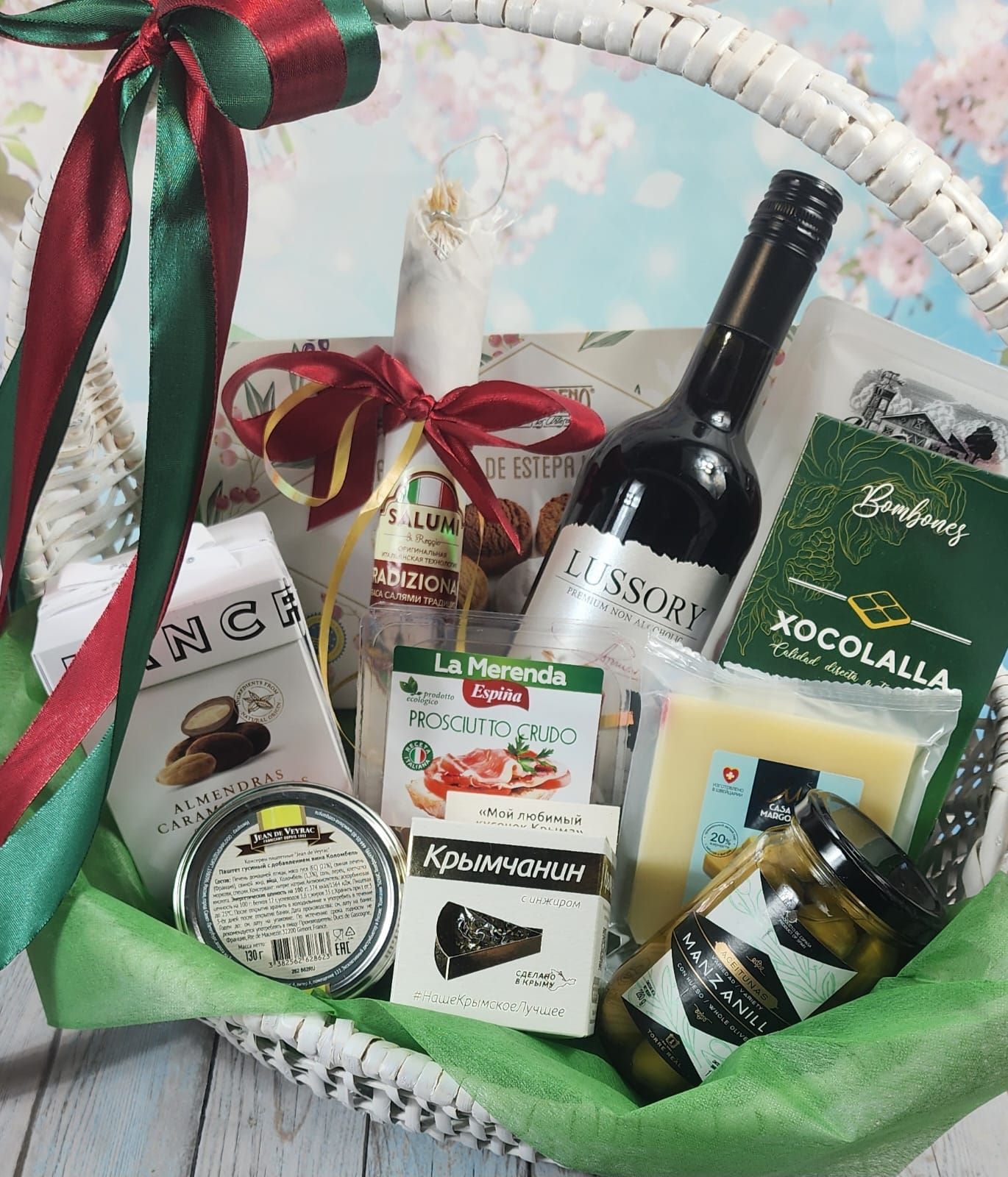 Подарочная корзина деликатесов "Вкусный праздник"