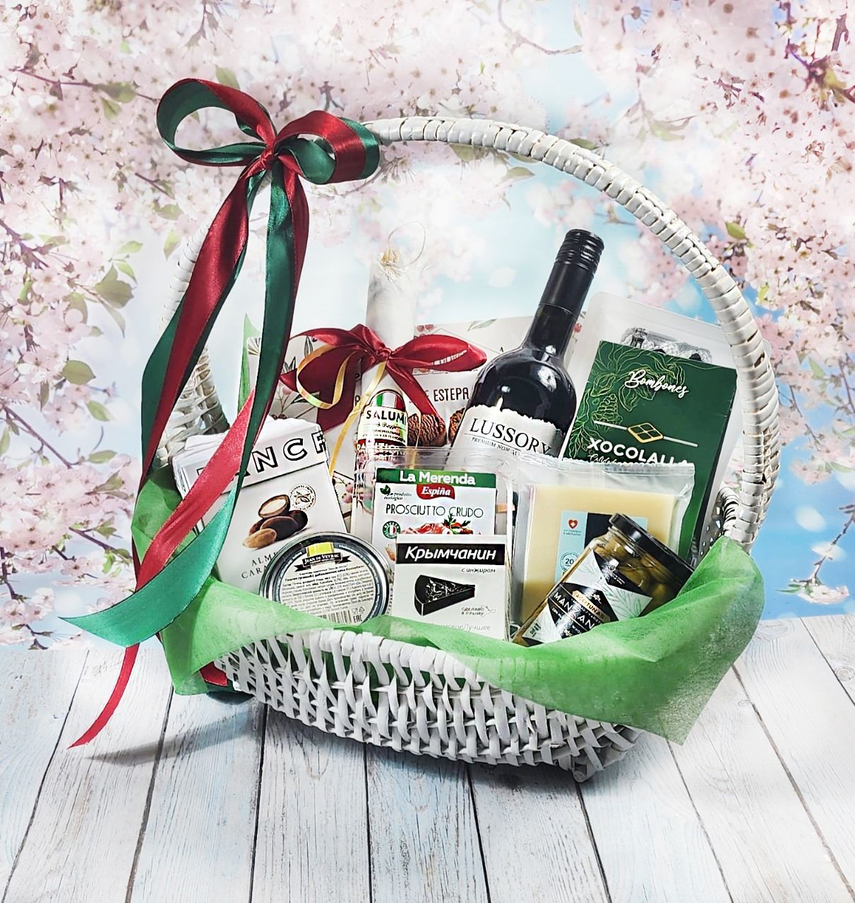 Подарочная корзина деликатесов "Вкусный праздник"