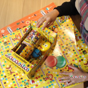 Драже из молочного шоколада в цветной сахарной глазури, Диспенсер и игрушка 150 гр