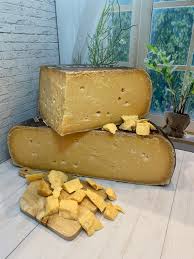 Сыр Примадонна черная твердый выдержанный 12 месяцев