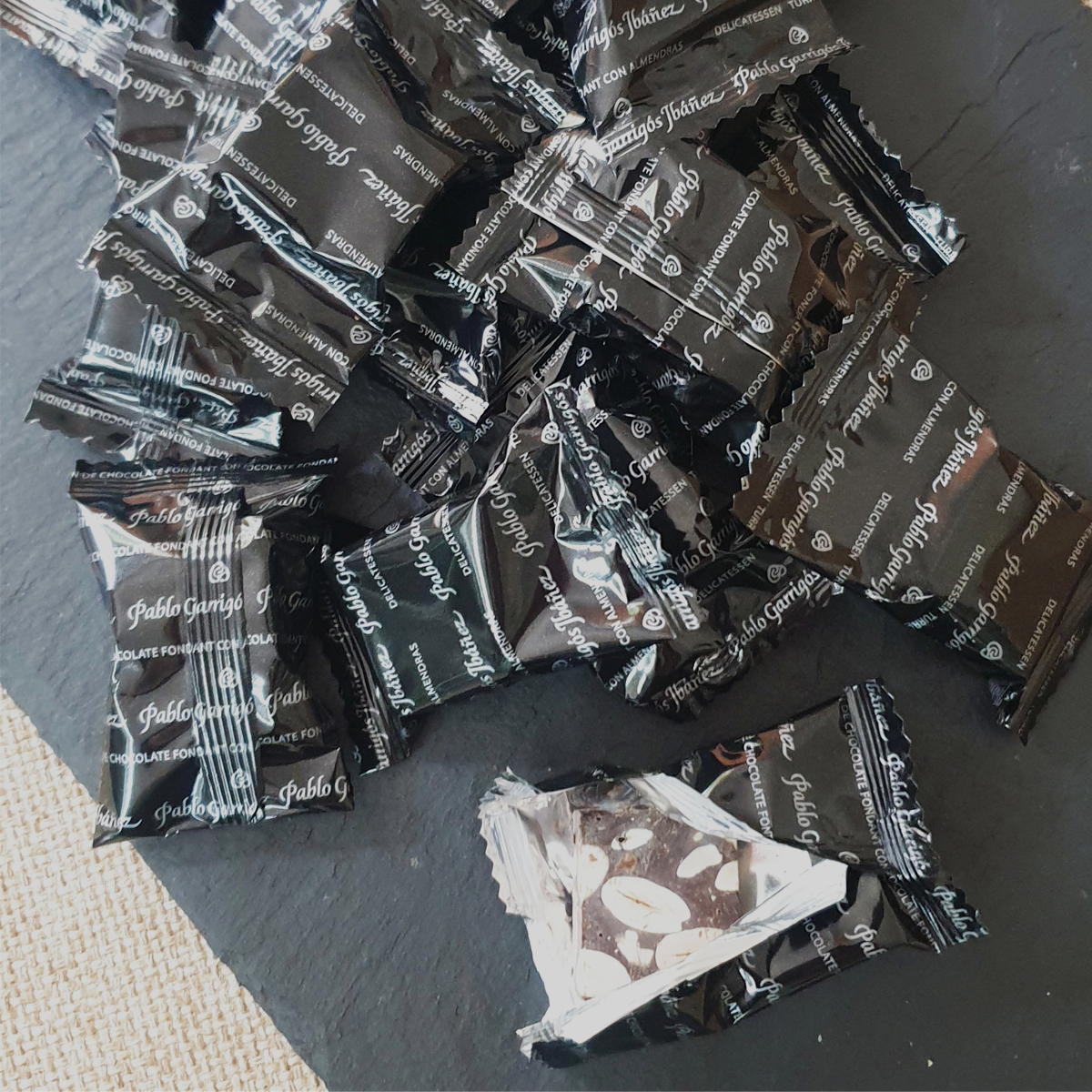 Шоколадный туррон из тёмного шоколада с миндалём Маркона