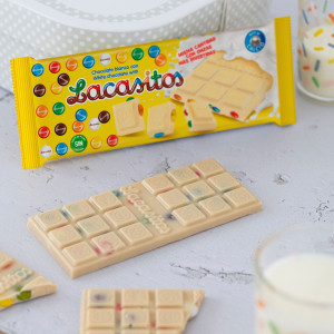 Белый шоколад с драже из молочного шоколада в цветной сахарной глазури 100 гр