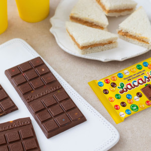 Молочный шоколад с драже из молочного шоколада в сахарной глазури 100 гр