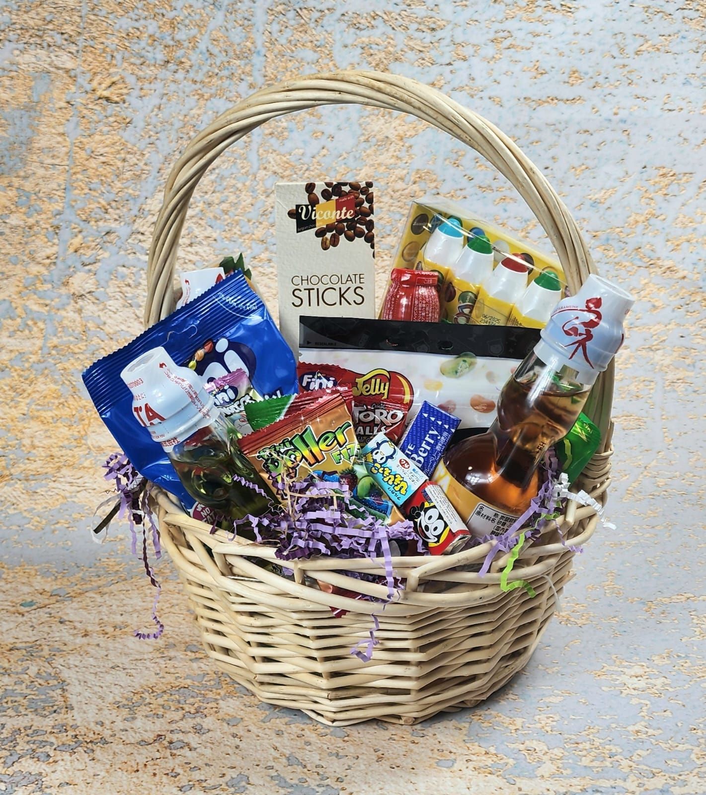 Набор сладостей детский в плетеной корзине