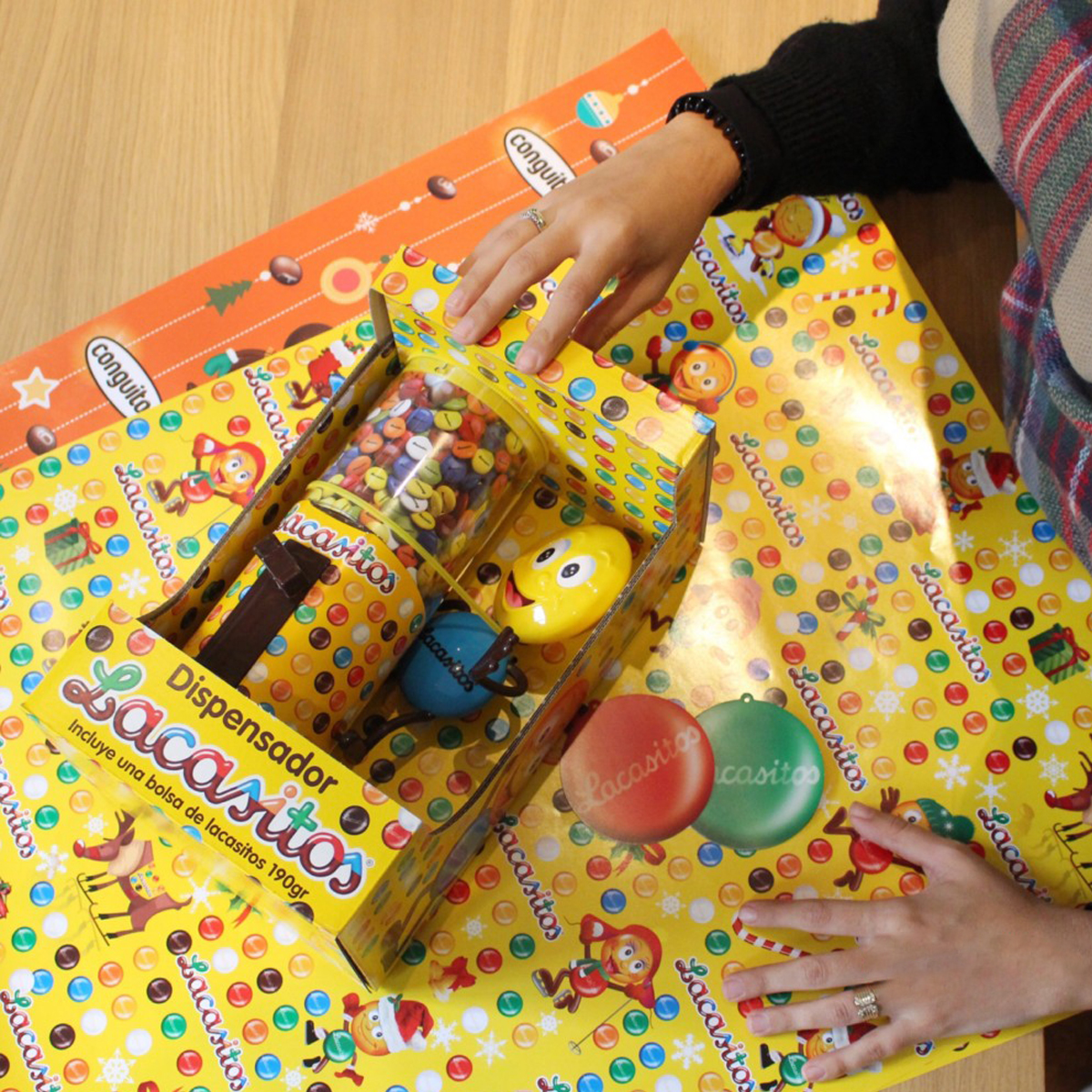 Драже из молочного шоколада в цветной сахарной глазури, Диспенсер и игрушка 150 гр