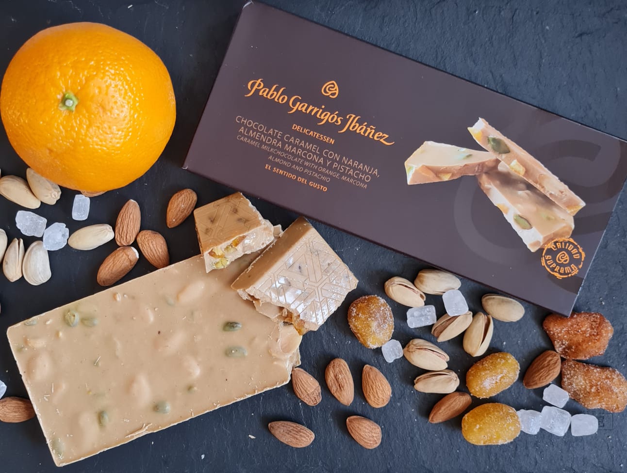 Карамельный шоколад с апельсином, миндалём Маркона и фисташками