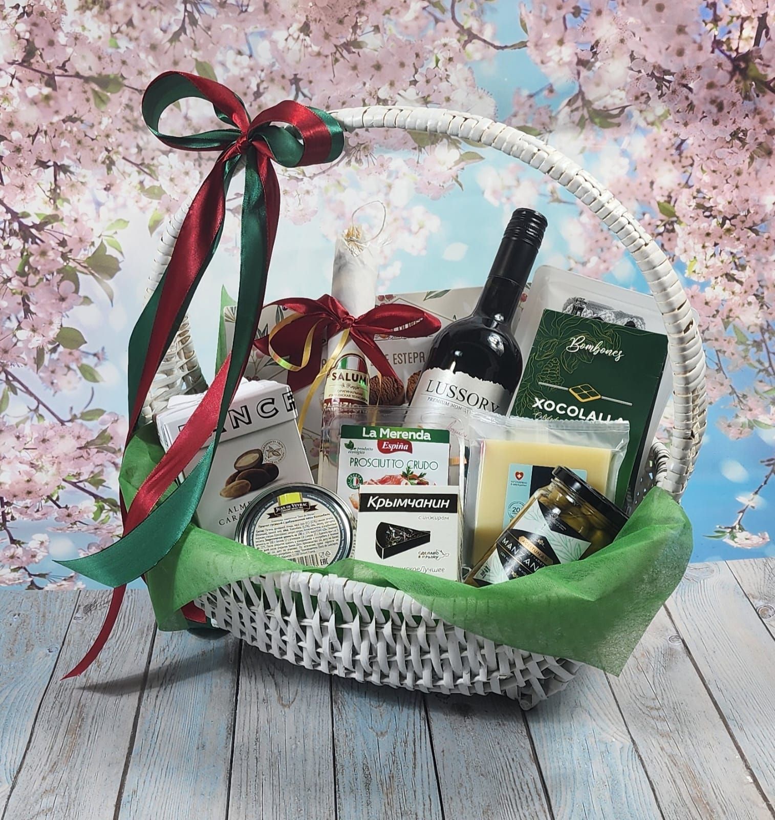 Подарочная корзина деликатесов "Вкусный праздник"