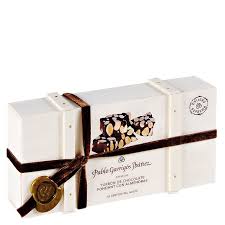 Туррон из темного шоколада с миндалем в деревянной коробке