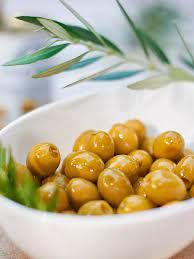 Оливки фаршированные пастой из лимона в рассоле