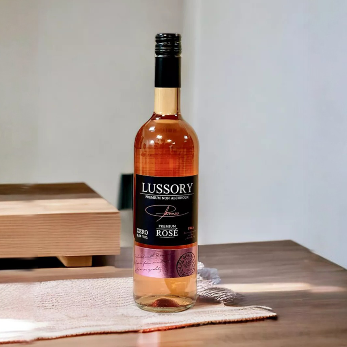 Напиток безалкогольный Розе без алкоголя Премиум Темпранильо и Айрен Lussory Premium Rose