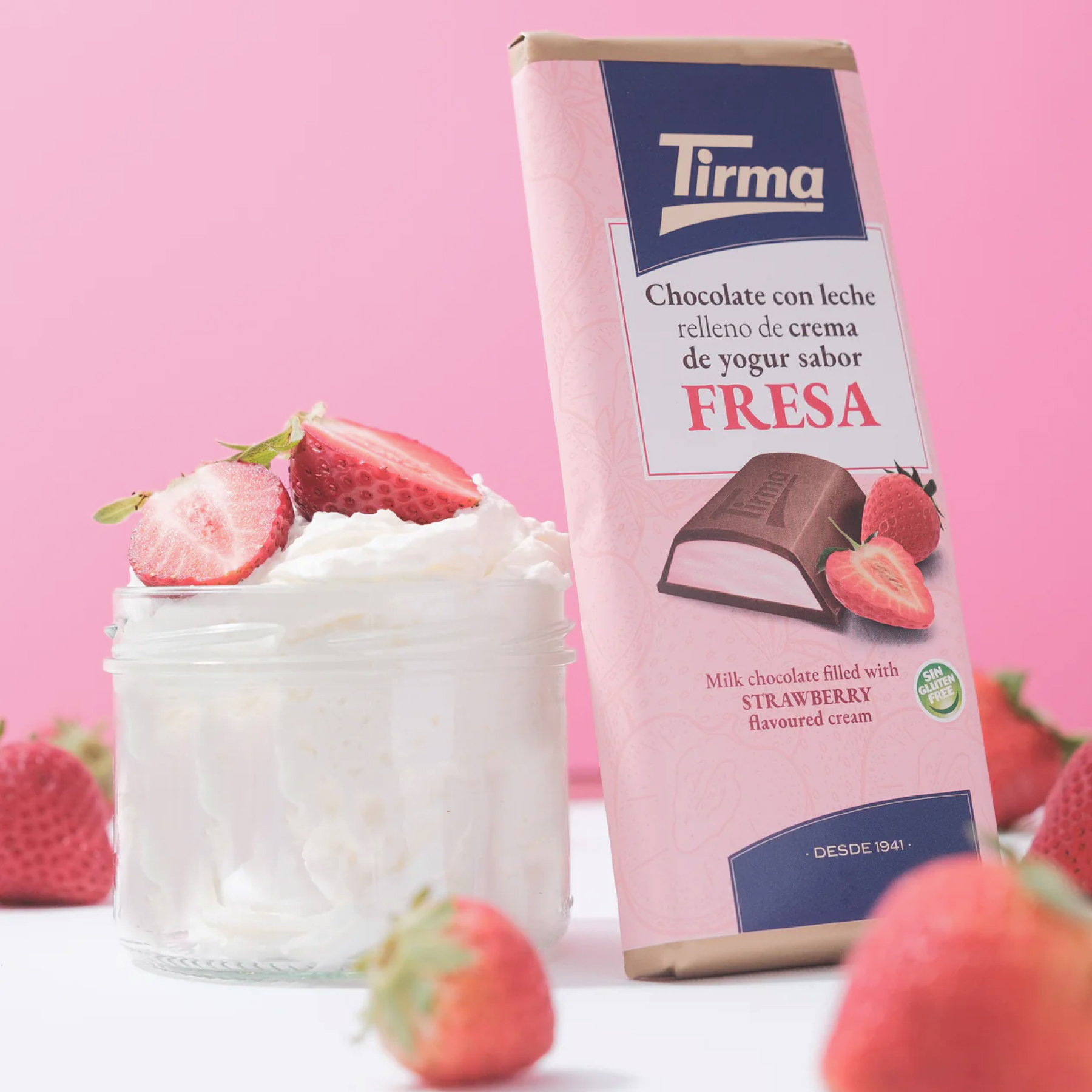 Шоколад молочный с клубнично-йогуртовой начинкой Tirma