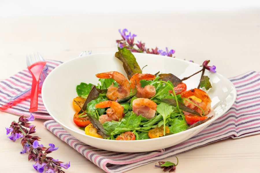 Салат из руколы с королевскими креветками и заправкой с бальзамико
