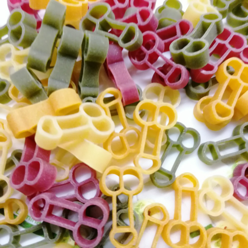 Макаронные изделия фигурные без яиц со шпинатом и томатами 