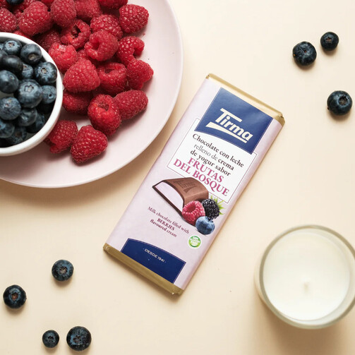 Шоколад молочный с йогуртовой начинкой со вкусом лесных фруктов  (арт. 025011)