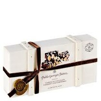 Туррон из темного шоколада с миндалем в деревянной коробке