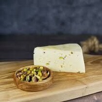 Сыр коровий с фисташками
